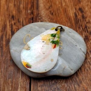 Persian spackled mother of pearl pendant‎